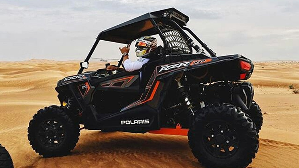 Hamilton pilota RZR XP 1000 nas dunas do deserto antes do GP de Abu Dhabi